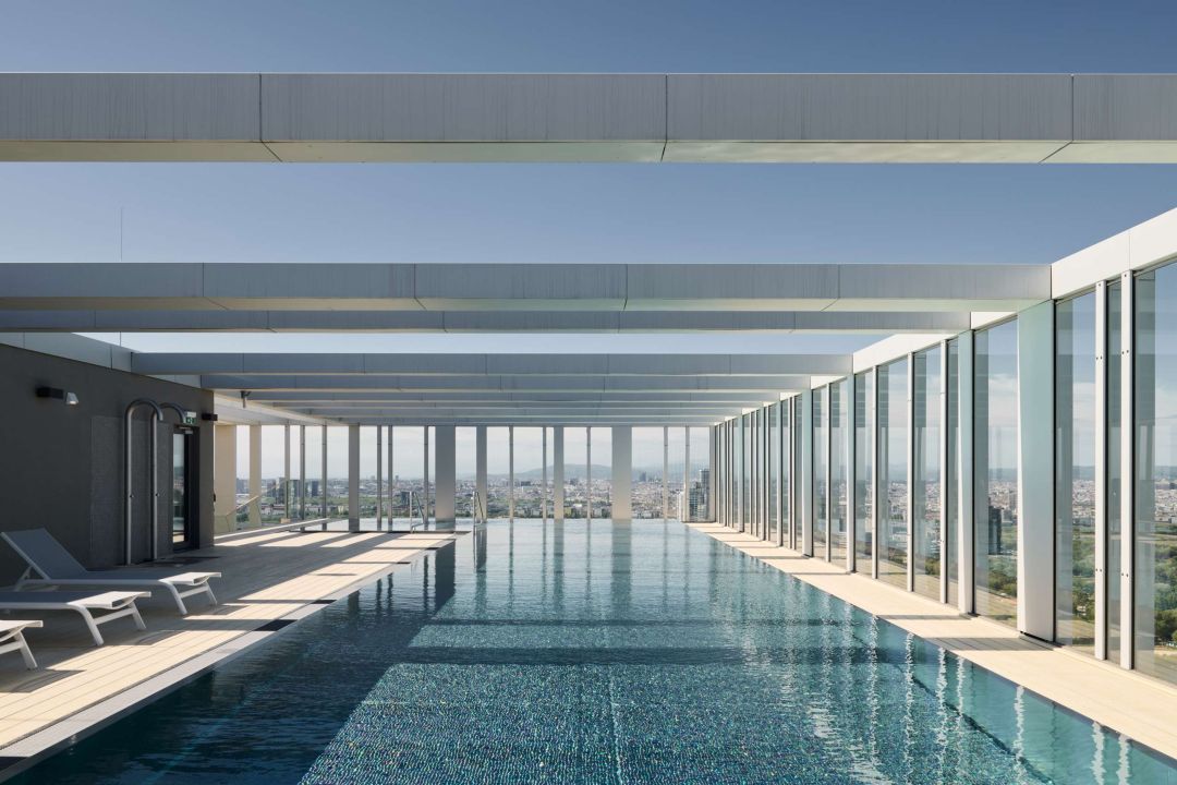 VIENNA TWENTYTWO Tower Homes - Rooftop Pool © Lukas Schaller
